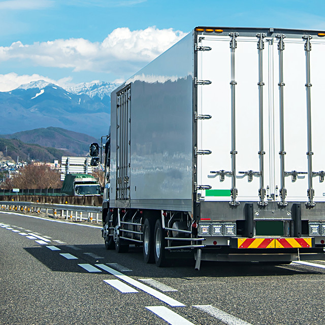 人の想いを乗せて、安全・迅速・丁寧に 荷物を運びます。